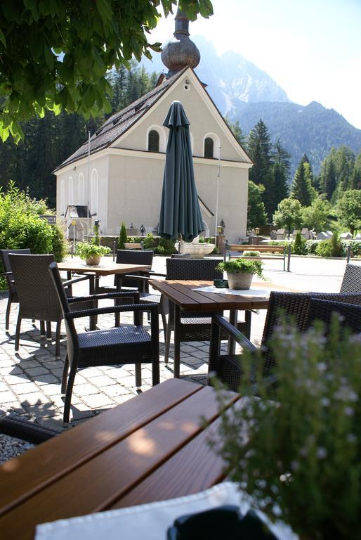 Hotel Zum Goldenen Loewen Biberwier Exterior photo