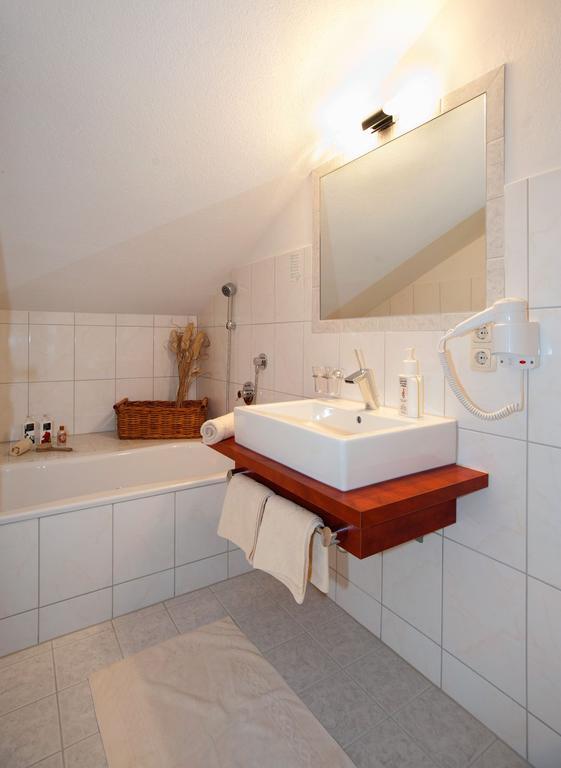 Hotel Zum Goldenen Loewen Biberwier Room photo