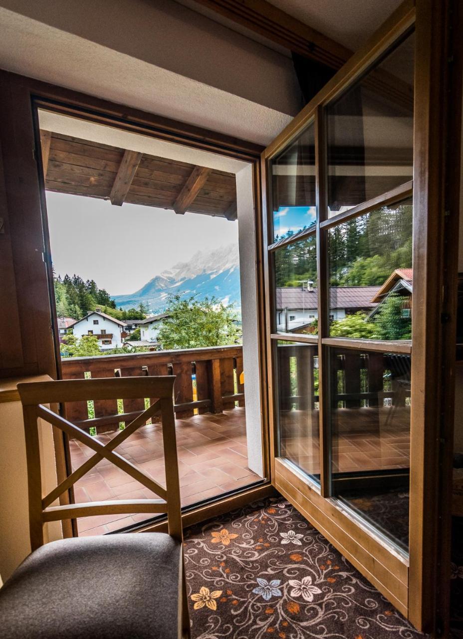 Hotel Zum Goldenen Loewen Biberwier Exterior photo